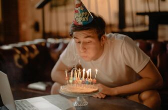 привітання з днем народження татові, з днем народження тато — A man celebrates his birthday at home with a cake and online video call. | ITmaxService