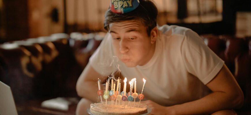 привітання з днем народження татові, з днем народження тато — A man celebrates his birthday at home with a cake and online video call. | ITmaxService