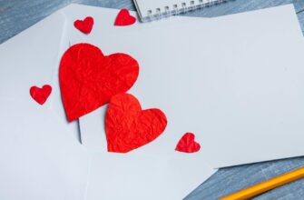 привітання коханій з днем народження — Bright red heart shapes on a blank white card evoke love and celebration, perfect for Valentine's Day. | ITmaxService