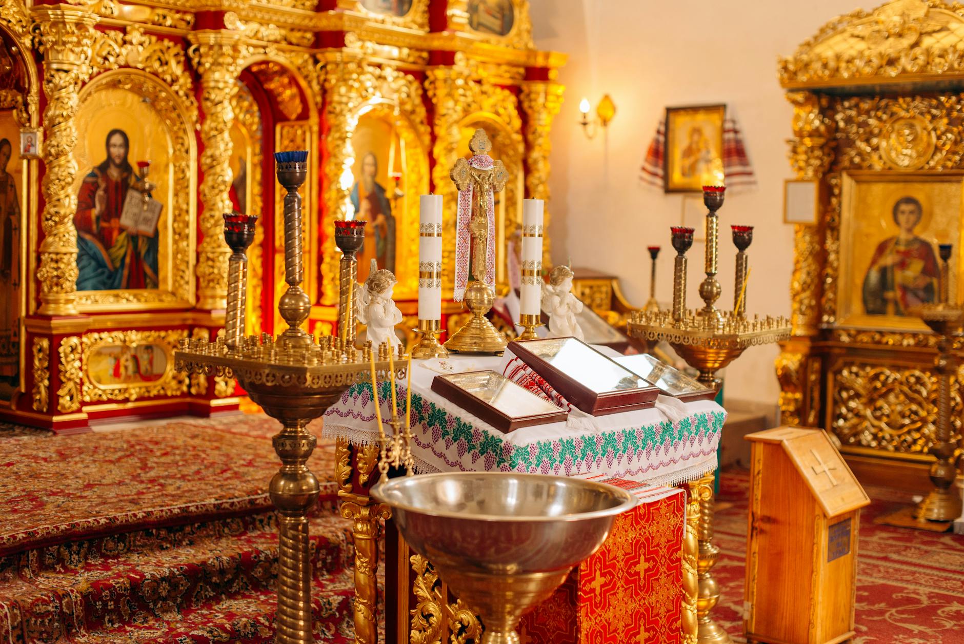Священик у молитві